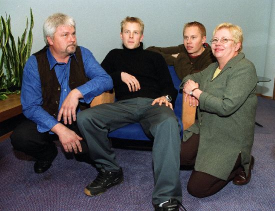 Familiefoto van de coureur, een relatie met Minttu Virtanen, die beroemd is vanwege F1 World Champion 2007  